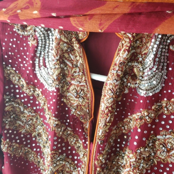 Gorgeous suit with gold embroidery - Picture 4 of 4